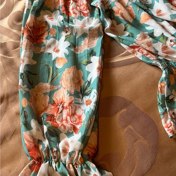 Beautiful sage floral blouse. - Picture 3 of 5